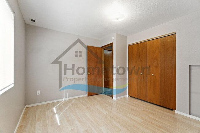Building Photo - 4 Bedroom 2 Bathroom Home with Attached 2 ...