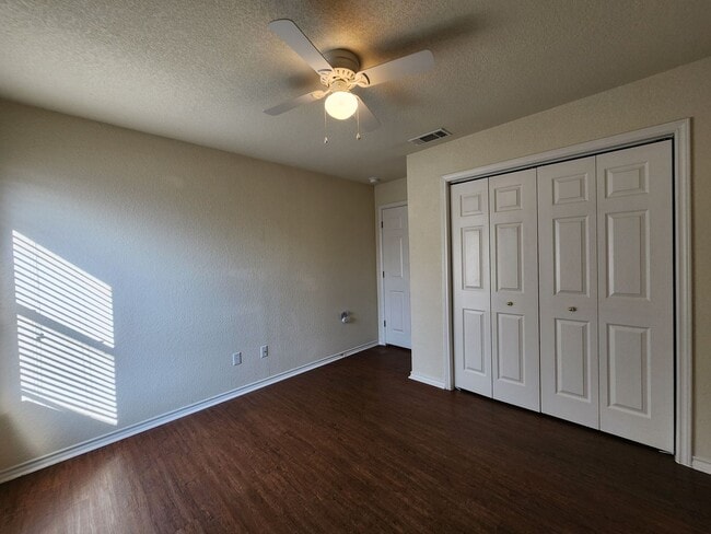 Building Photo - 2/2.5/1   Carpet only on Stairs /Large Fen...