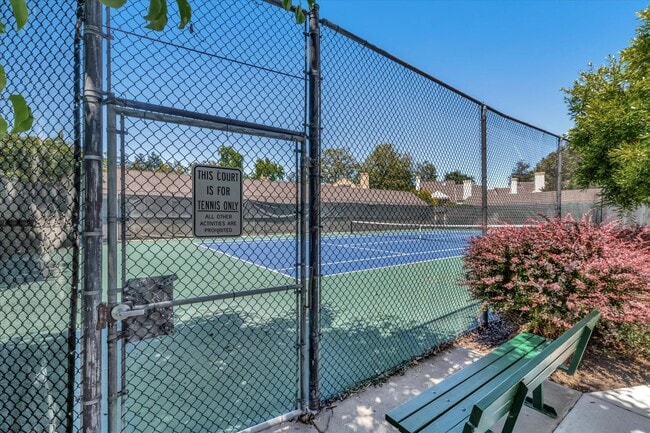 Building Photo - Hamilton Place Townhome