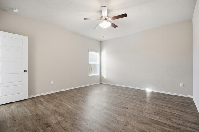 Building Photo - "Charming 3-Bedroom Retreat with 2 Baths in the Heart of New Braunfels!"