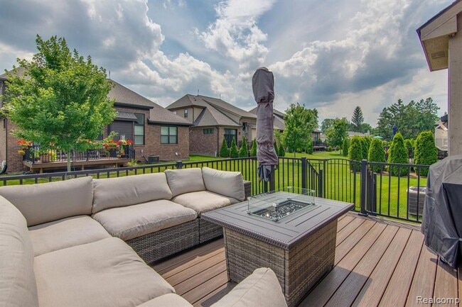Building Photo - 53081 Enclave Cir