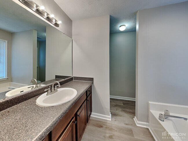 Building Photo - 40 Rosebud Ln