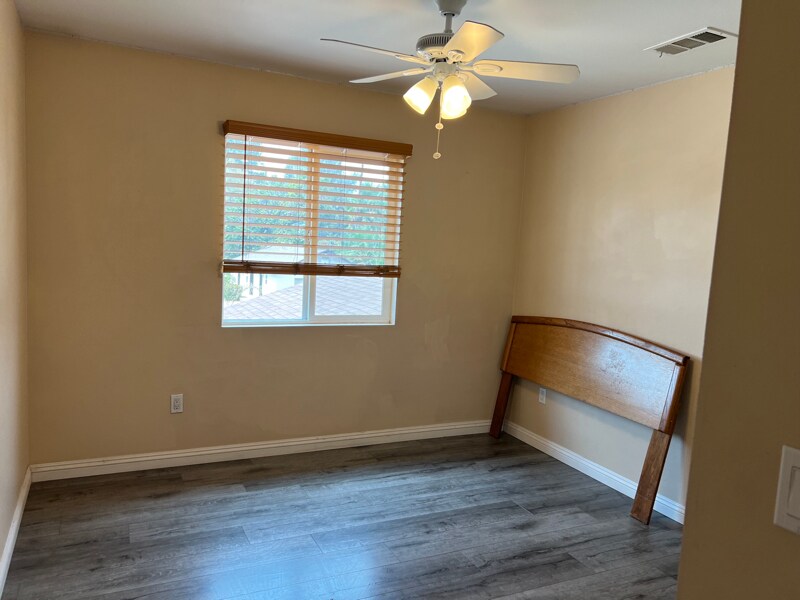 Building Photo - 10627 Lind Ave