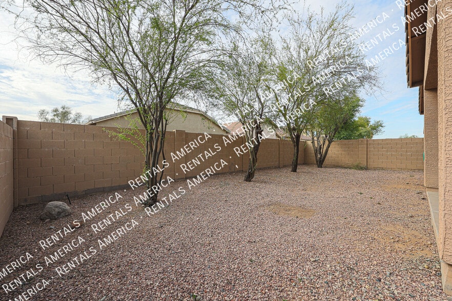 Building Photo - 8805 W Hilton Ave