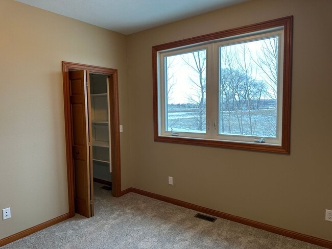 Building Photo - 4 Bedroom Townhome