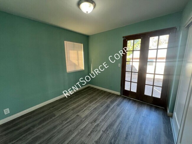 Building Photo - 808 Arville Ave