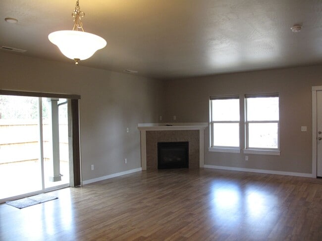 Building Photo - Live in Beautiful Sisters Oregon