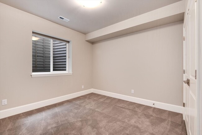 Building Photo - Furnished Home - Move in Ready!