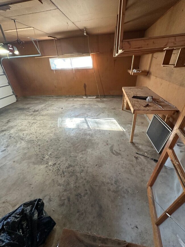 Building Photo - 3 Bedroom, 1.5 Bathroom House