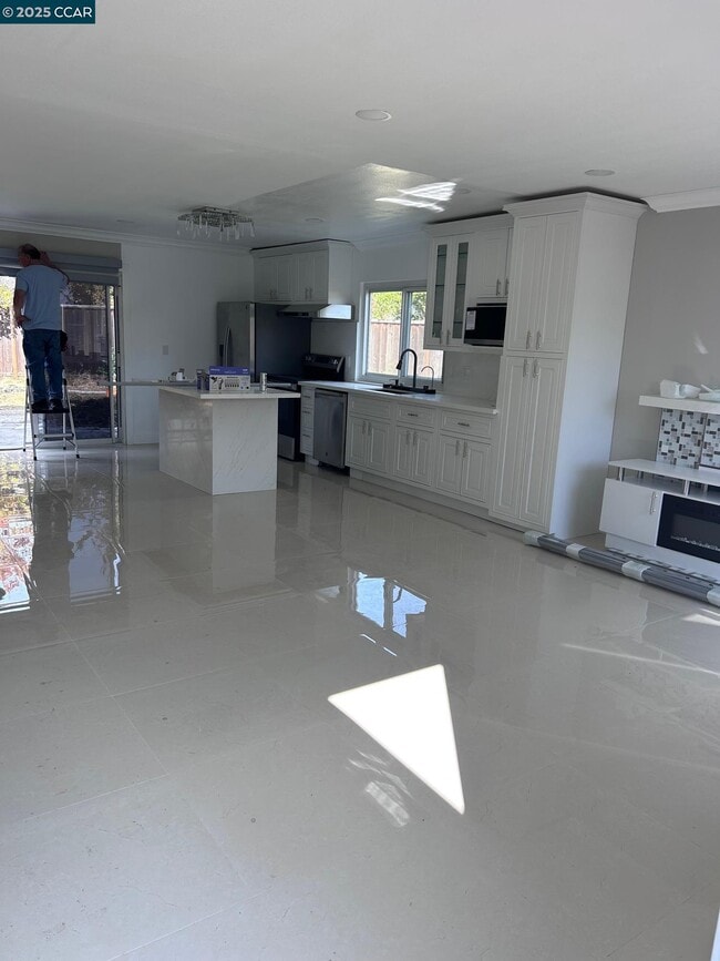 Building Photo - 4556 Lakeshore Dr