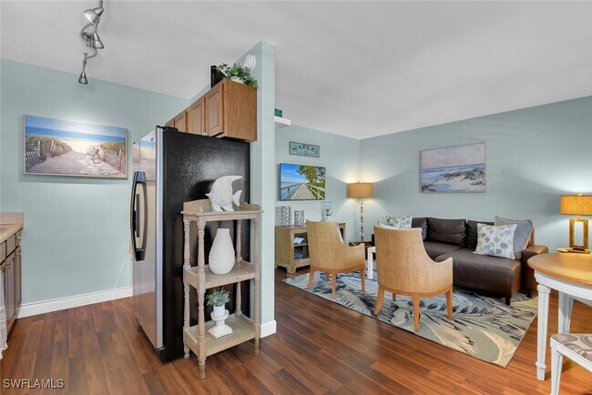 Building Photo - 546 4th Ave S