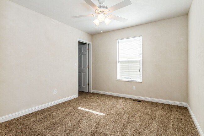 Building Photo - 2 bed 2 bth duplex- available now