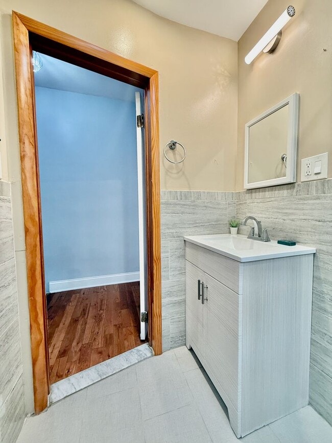 Building Photo - SPACIOUS & MODERN 3 BED/1.5 BA HOUSE w/ Central AC-HARDWOOD Flooring-WASHER/DRYER & Rear PATIO in...