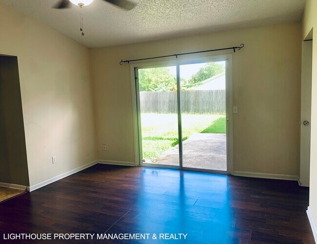 Building Photo - Spacious 4-Bedroom, 2-Bath with Fenced Yar...