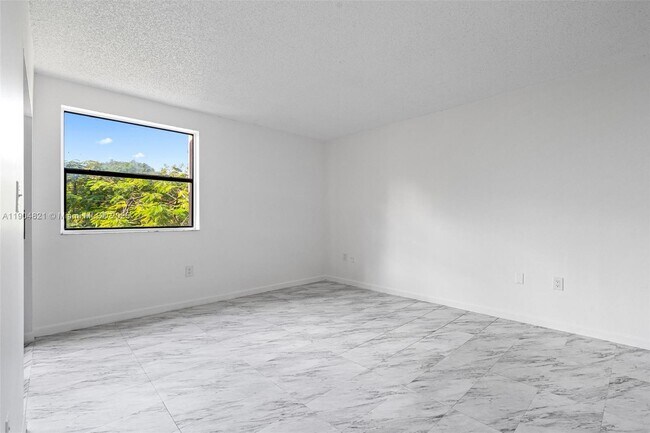 Building Photo - 330 W Park Dr