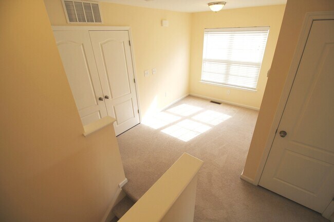 Building Photo - 3 Bedroom/2.5 Bath Home with Fenced-in Back Yard! Pet Friendly