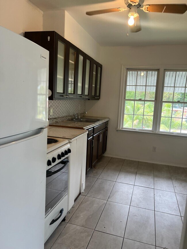 Building Photo - 1260 NE 115th St