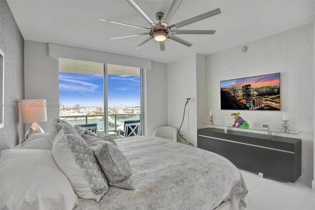 Building Photo - 900 Biscayne Blvd