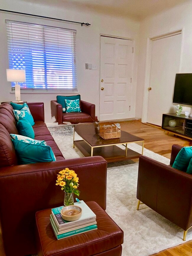 Building Photo - 502 Los Arboles Ave NW