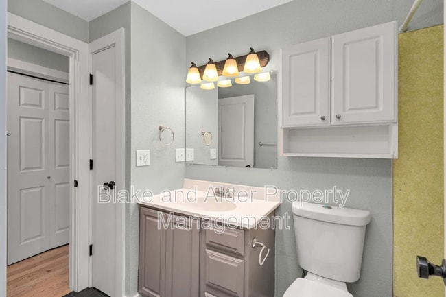 Building Photo - 2402 SE 9th Ct