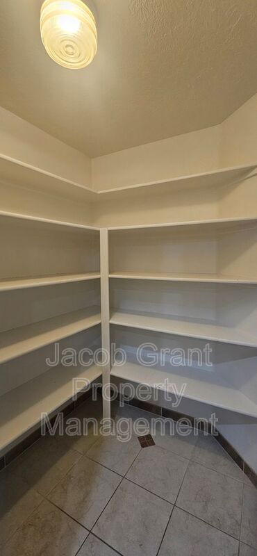 Building Photo - 3030 Devonwood Dr