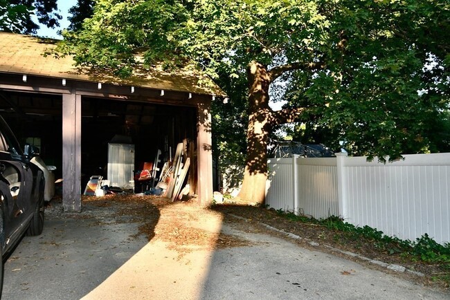 Building Photo - 392 Reedsdale Rd