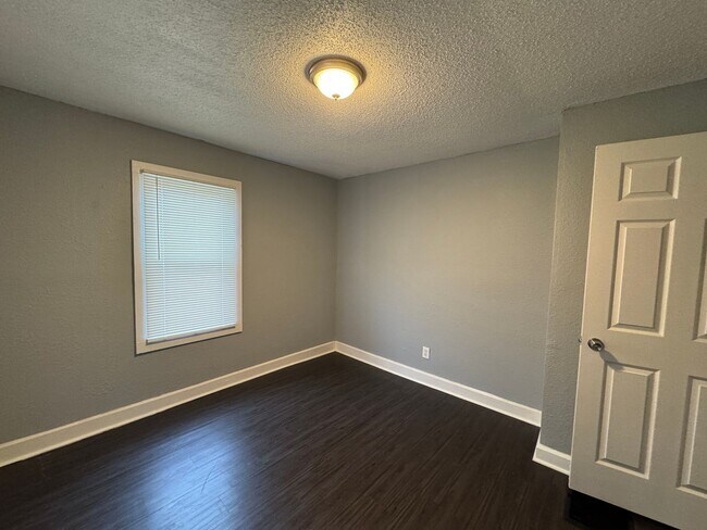 Building Photo - Fountain Square 3 Bed 1.5 Bath