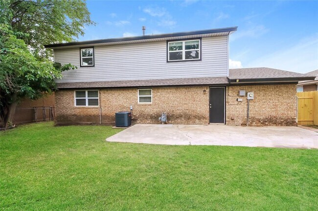 Building Photo - 1828 Sunrise Dr