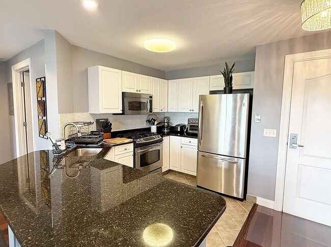 Building Photo - Sophisticated Space Designed for Comfort