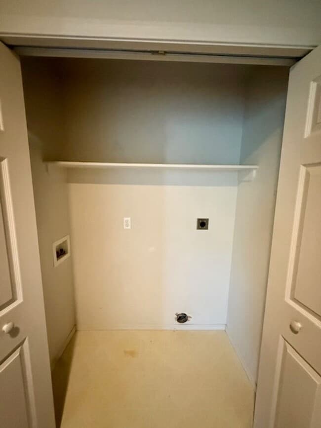 Building Photo - 3 Bedroom, 2.5 Bathroom Townhouse; Short Drive to MSU Campus