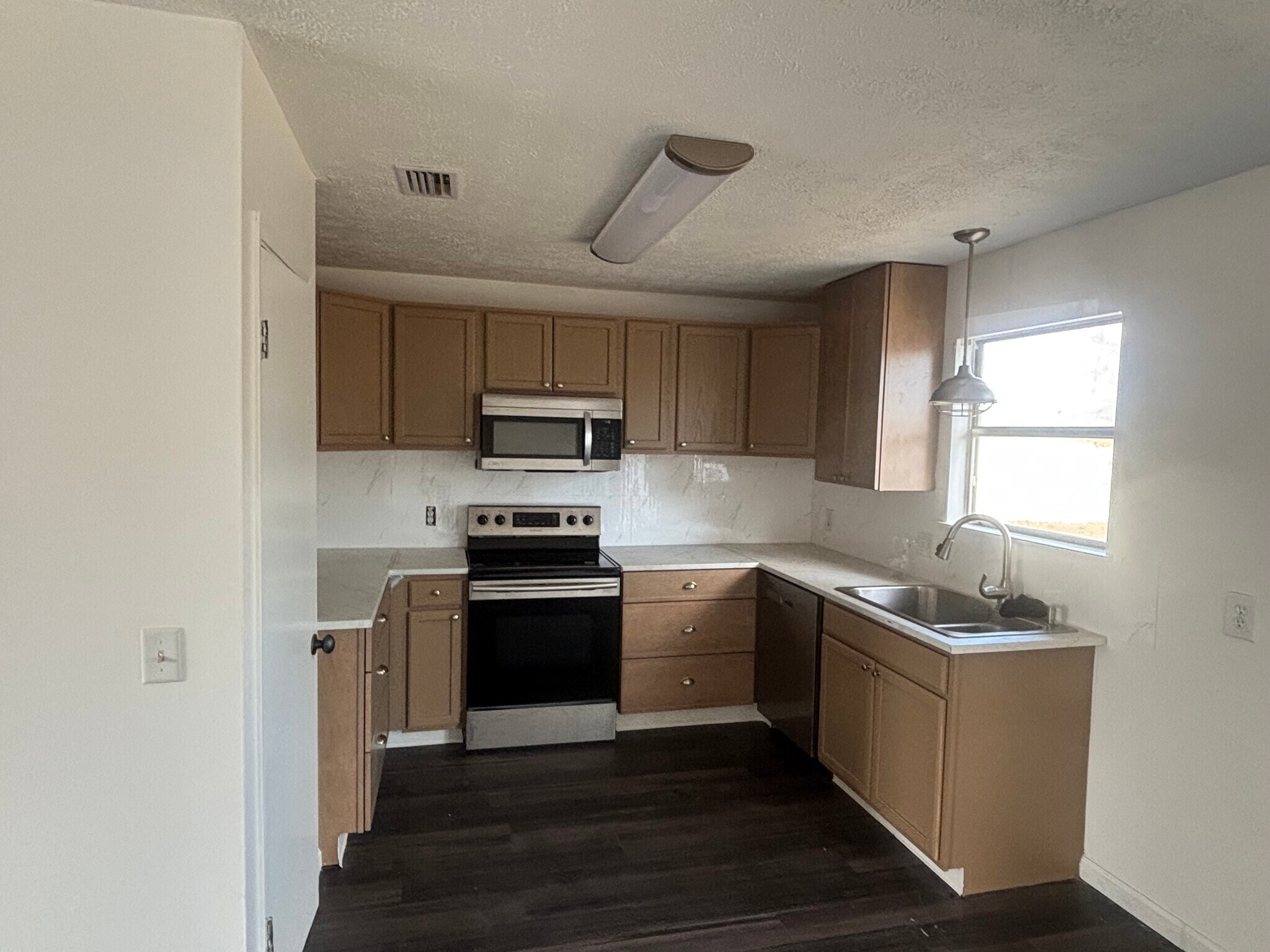 Building Photo - 906 N Church Ave