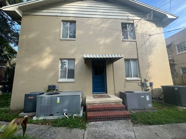 Building Photo - 3219 Oak St