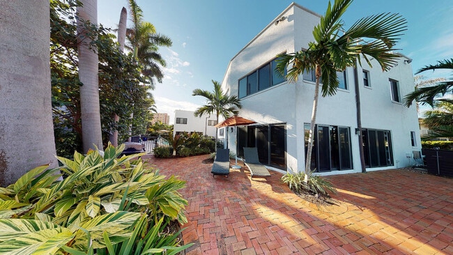 Building Photo - 1121 Bel Air Dr