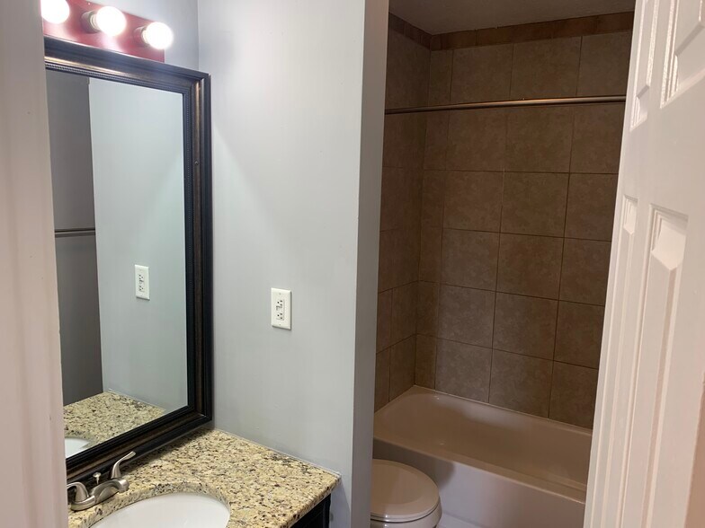 Full bath - 440 Edinburgh Rd