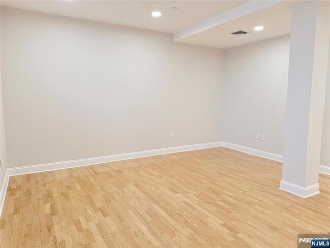 Building Photo - 3104 Rio Vista Dr