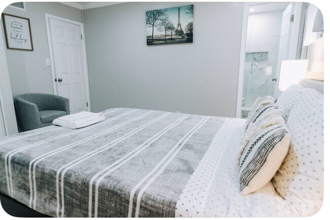 Building Photo - Furnished Home in HB