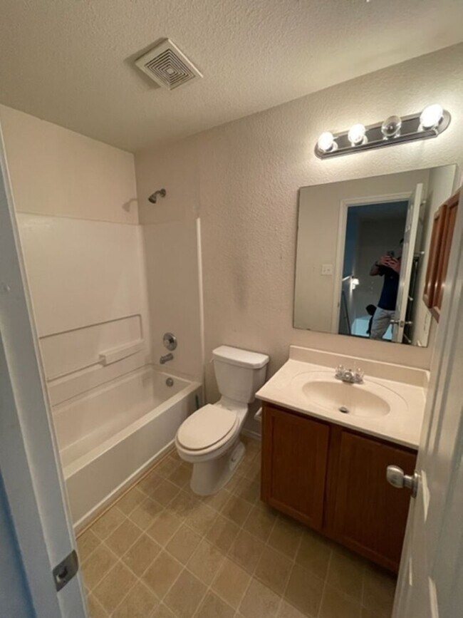 Building Photo - Spacious 3BR / 2.5BA Two-Story Home Near UTSA