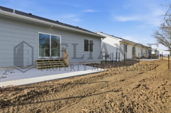 Building Photo - 5301 N Pinecrest Ct