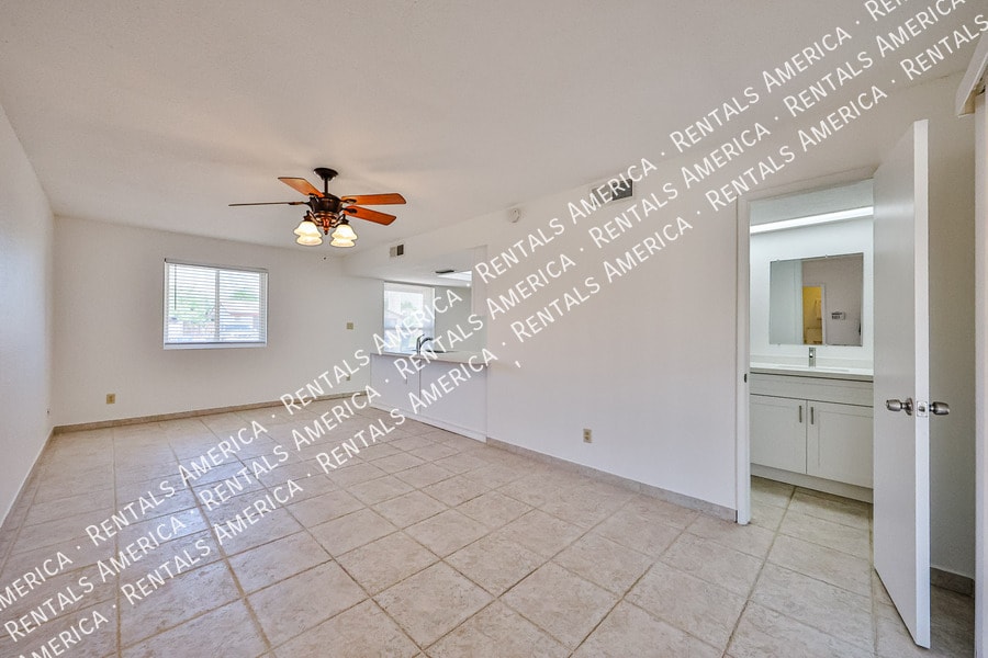 Building Photo - 1425 W Sequoia Dr