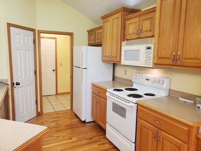 Building Photo - 3 bedroom 3 bath, 2car gar, balcony deck a...