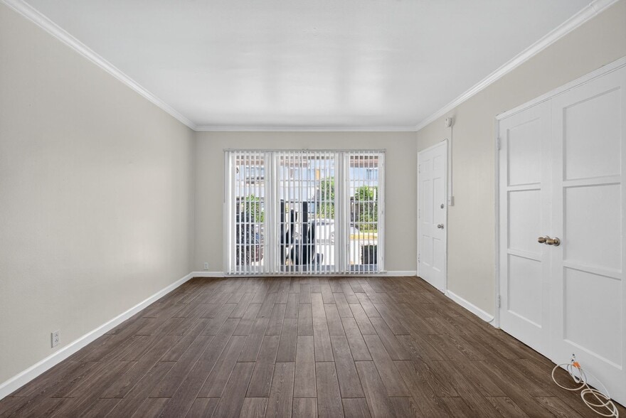 Building Photo - 4141-4147 S Bronson Avenue