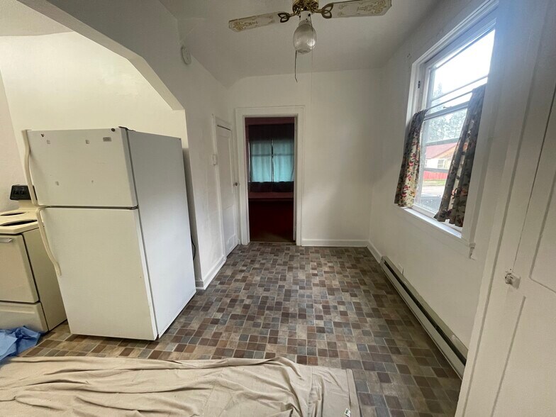 Building Photo - 390 W 19th Ave