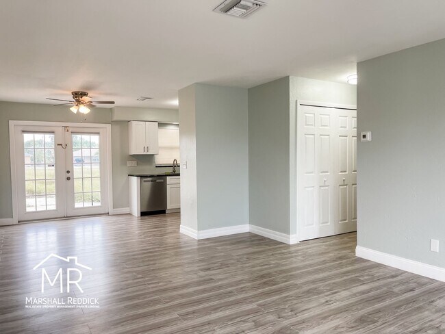 Building Photo - Charming 2 Bed 1 Bath Duplex in NE Cape