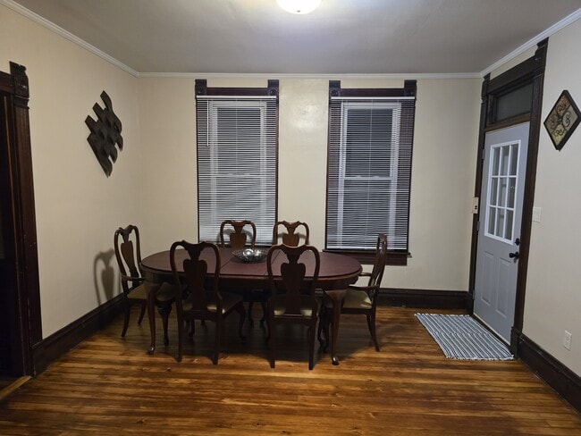 Building Photo - 2017 Windsor Ave