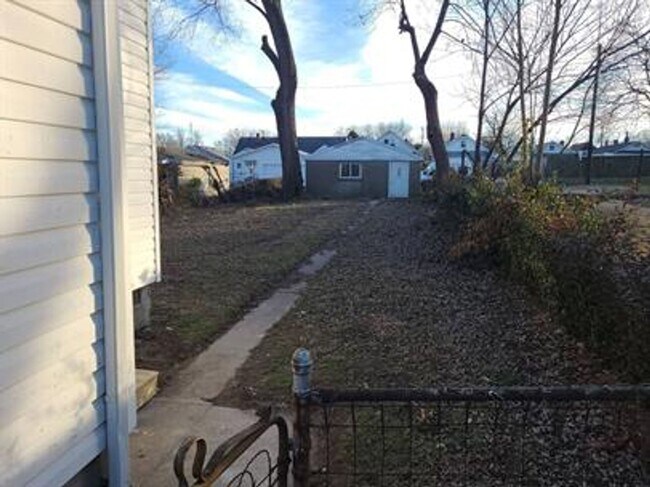 Building Photo - 1538 Longfield Ave