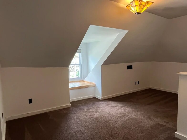 Building Photo - 723 E 10th St