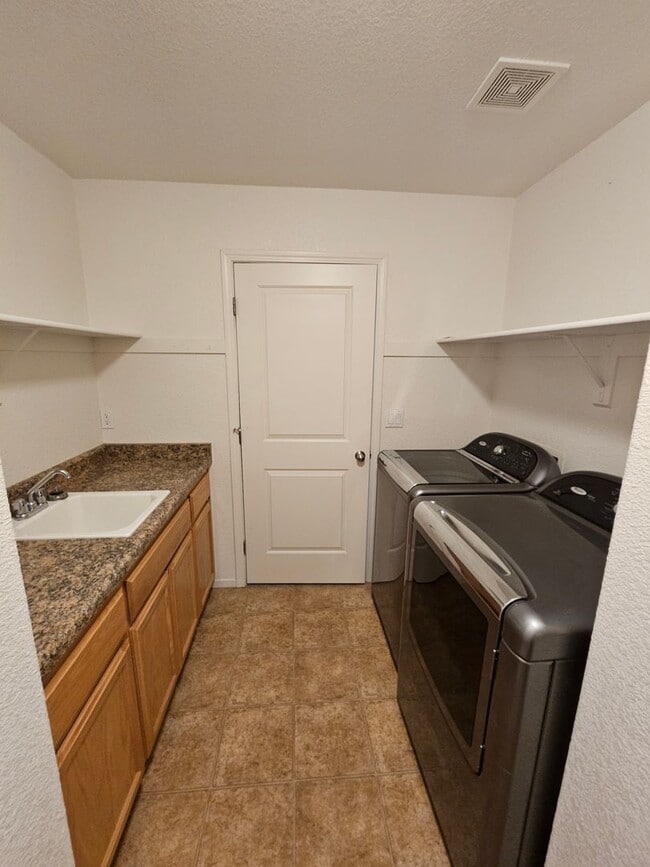 Building Photo - Wonderful 4-bedroom, 2-bathroom home in Fe...