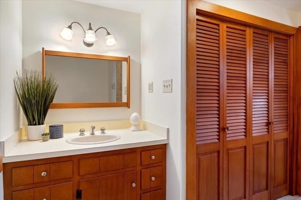 Building Photo - 16 King Philip Trl