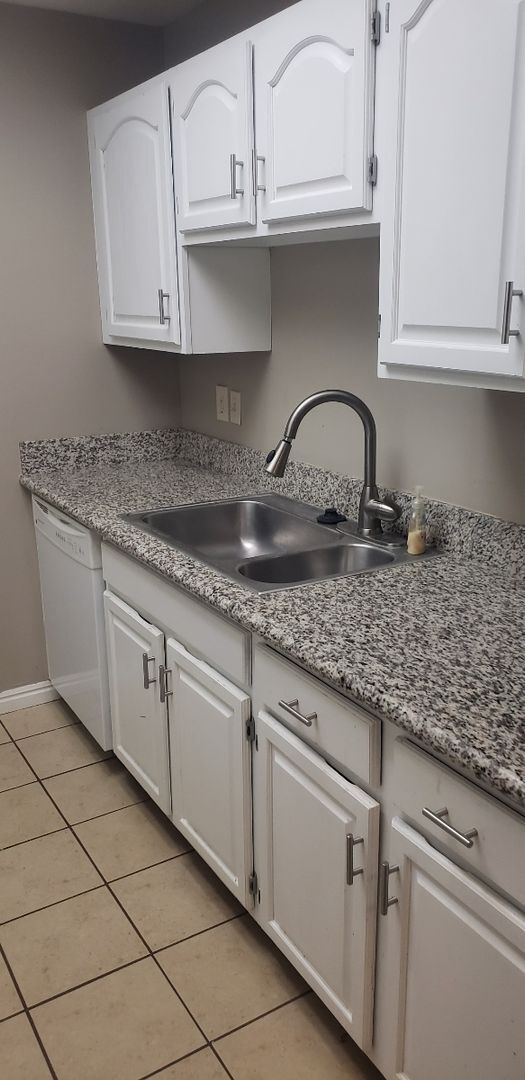 Building Photo - Charming 2 Bedroom Condo with Great Amenit...