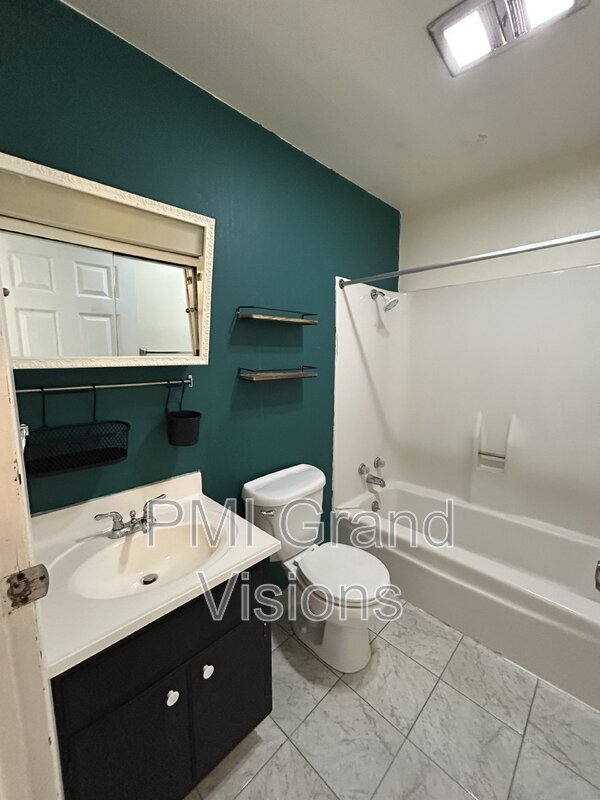 Building Photo - 1628 University Dr